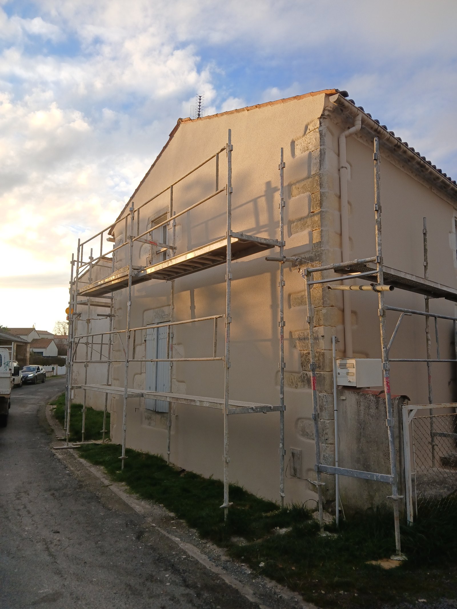 Enduit de façade avec pierres de taille apparentes